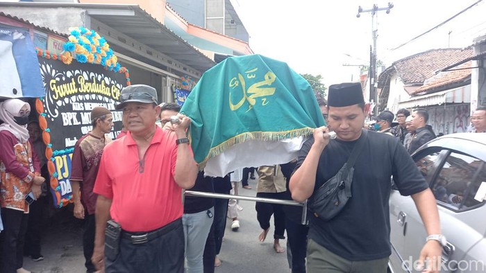 Pemakaman ayah mahasiswi PPDS Undip yang ditemukan meninggal diduga bunuh diri di Tegal, Selasa 927/8/2024).