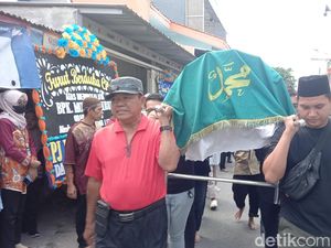 Ayah Mahasiswi PPDS Undip Dimakamkan Samping Pusara Putrinya di Tegal