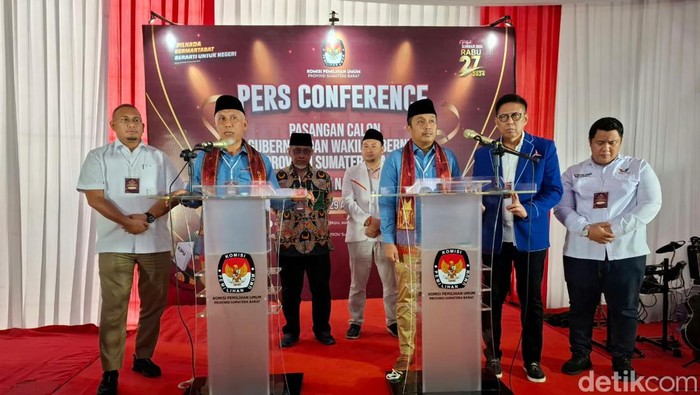 Mahyeldi-Vasco Ruseimy saat daftar ke KPU Sumbar (dok. M Afdal Afrianto/detikcom)