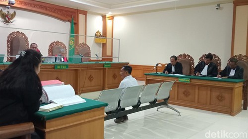 Mantan Ketua  LPD Gulingan I Ketut Rai Darta menjalani sidang pemeriksaan terdakwa di PN Tipikor Denpasar, Selasa (27/8/2024). (Foto: Aryo Mahendro/detikBali)