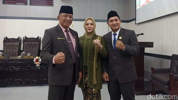 Mantan Wabup Blitar bersama anak dan menantunya usai dilantik jadi Anggota DPRD.