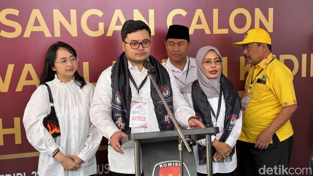Mas Dhito naik vespa daftar ke KPU Kediri
