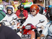 Mas Dhito Daftar ke KPU Kediri Naik Vespa Bareng Istri