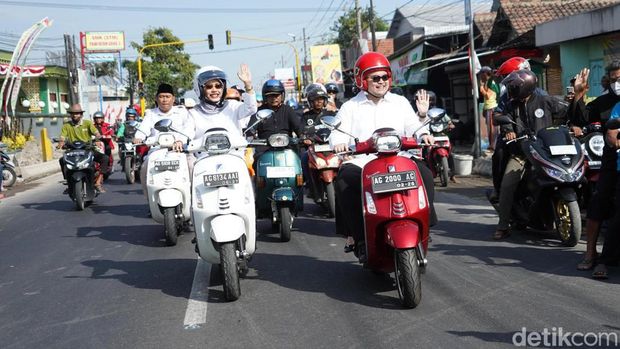 Mas Dhito naik vespa daftar ke KPU Kediri