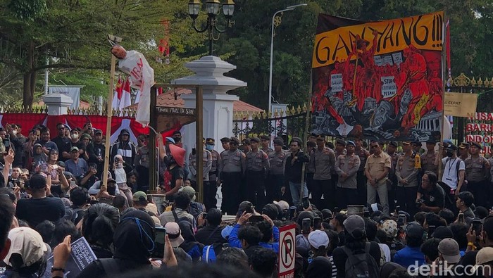 Massa aksi melanjutkan unjuk rasanya di depan Istana Kepresidenan Yogyakarta atau Gedung Agung Jogja, Selasa (27/8/2024) siang.