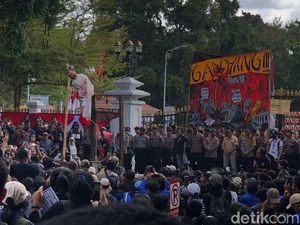 Aksi Jogja Memanggil Lanjut di Depan Gedung Agung, Penggal Boneka-Tabur Bunga