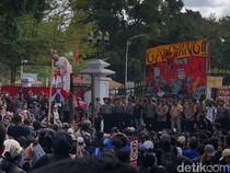 Aksi Jogja Memanggil Lanjut di Depan Gedung Agung, Penggal Boneka-Tabur Bunga