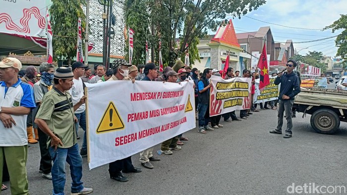 Massa tuntut Pemprov Sumsel segera bersihkan puing-puing Jembatan Lalan di Musi Banyuasin.