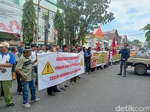 Demo Lagi, Massa Minta Pemprov Sumsel Bersihkan Puing Jembatan Lalan