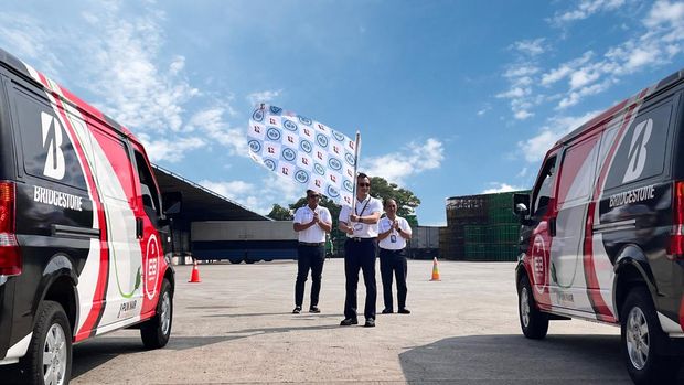 Mobil listrik pengantar ban Bridgestone.