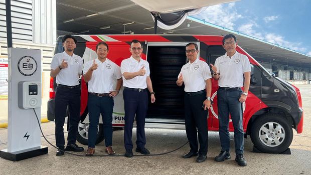Mobil listrik pengantar ban Bridgestone.