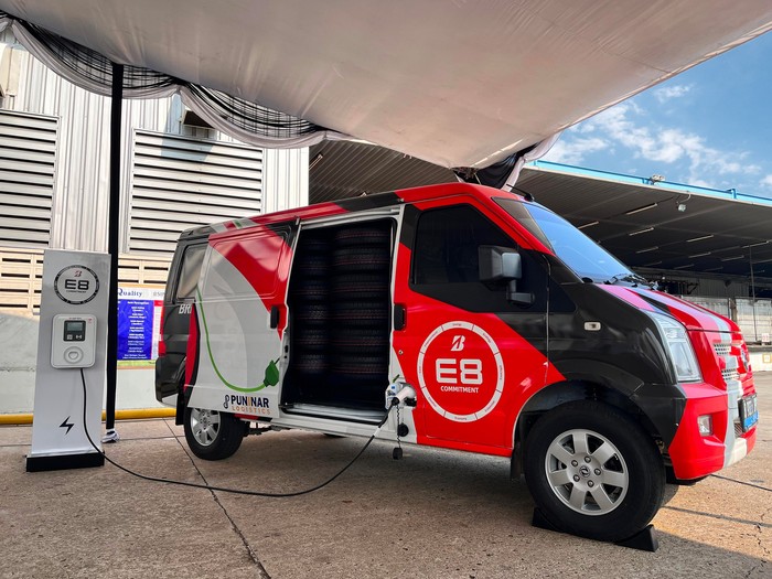 Mobil listrik pengantar ban Bridgestone.