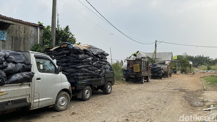 Warga Limo Hadapi Penumpukan Mobil Sampah Akibat Penutupan Tempat Pembuangan Sampah Liar