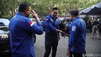 Surat rekomendasi diberikan langsung oleh Ketua Umum Partai Demokrat, Agus Harimurti Yudhoyono (AHY). Penyerahan dilakukan di kantor DPP Partai Demokrat, Menteng, Jakarta Pusat.