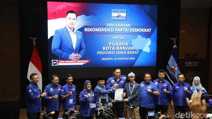 Momen AHY Serahkan Surat Rekomendasi ke 47 Calon Kepala Daerah Partai Demokrat menyerahkan surat rekomendasi kepada 47 calon kepala daerah untuk Pilkada 2024. Surat rekomendasi diberikan langsung oleh AHY.