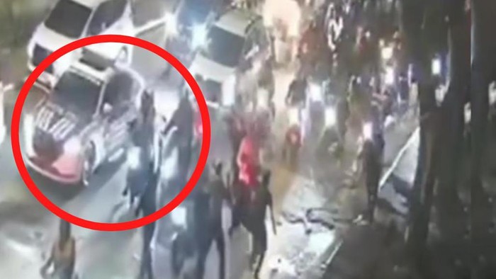 Momen mobil patroli Polrestabes Makassar dilempari batu.