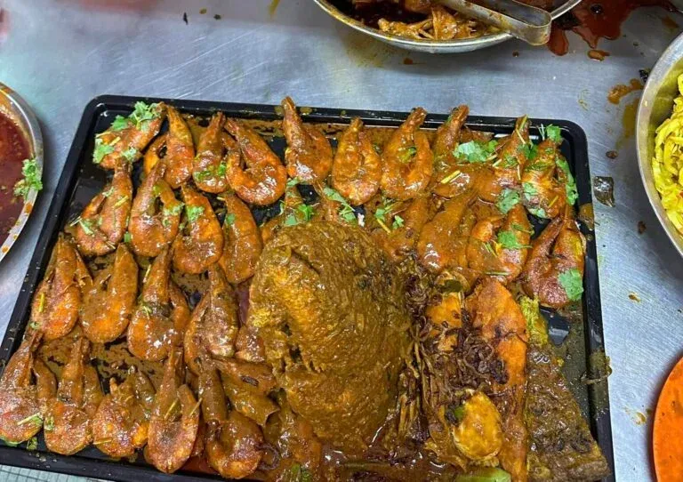 Gokil! Pria Habiskan Nasi Kandar Jumbo Seharga Rp 1,2 Juta