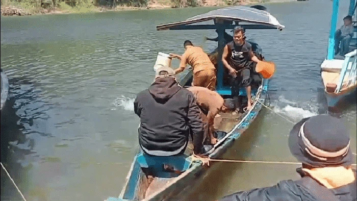 Para guru dari Cikaso mengeluarkan air dari perahu yang bocor