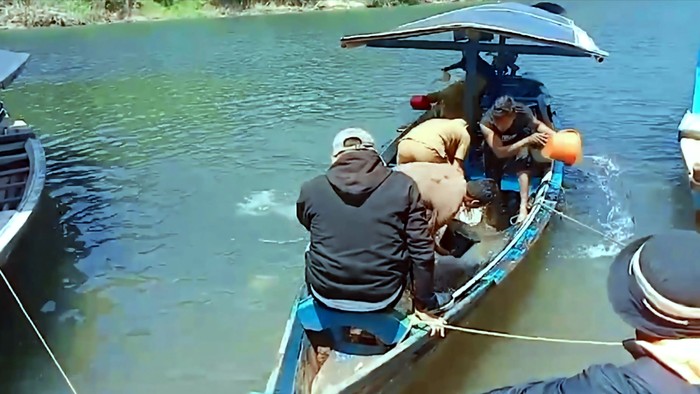 Para guru di Sukabumi berjuang melintasi sungai dengan perahu bocor saat akan mengajar.