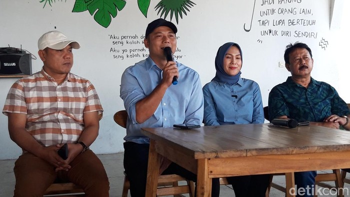 Pasangan Agus Irawan-Dwi Fajar Nirwana, bersama pimpinan partai pengusung, menggelar jumpa pers di Boyolali, Selasa (27/8/2024).