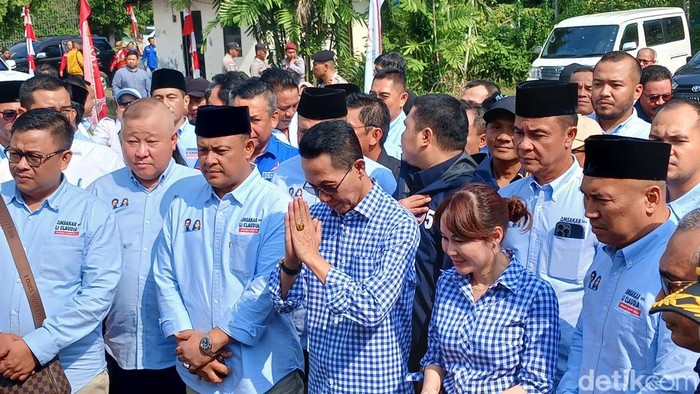 Pasangan bakal calon Wali Kota Batam, Amsakar Achmad dan bakal calon Wakil Wali Kota Batam Li Claudia Chandra saat mendaftar ke KPU.(Alamudin/detikcom)