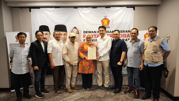 Pasangan Eti-Suhendrik saat menerima rekomendasi dari Partai Gerindra/