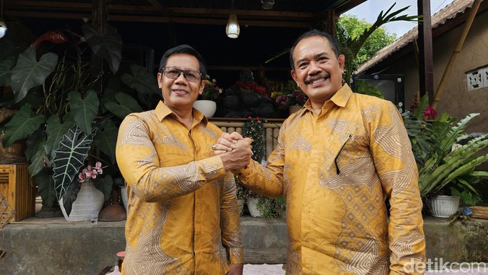 Pasangan I Made Kasta dan I Ketut Gunaksa yang memutuskan maju Pilbup Klungkung 2024 seusai keluarnya putusan MK. Paket Kasta-Gunaksa (Asta Guna) diusung Partai Golkar dan Demokrat. (I Putu Budikrista Artawan/detikBali)