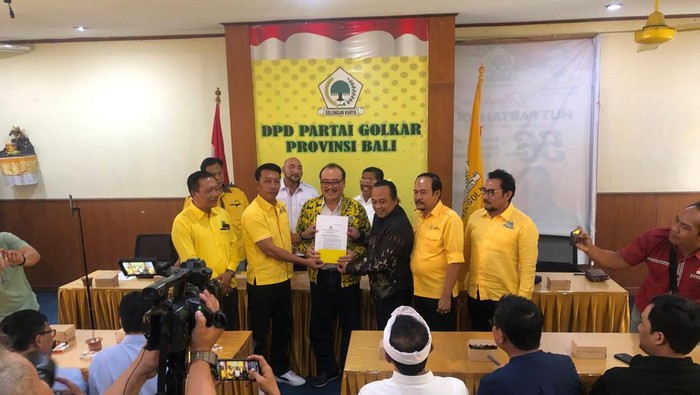 Pasangan I Nyoman Mulyadi-I Nyoman Ardika (Sengap) saat menerima rekomendasi di DPD I Partai Golkar Bali, Selasa (27/8/2024). (Dok. KIM Tabanan)