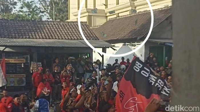 Pasangan Rijanto-Becky menebarkan uang usai mendaftar ke KPU Blitar