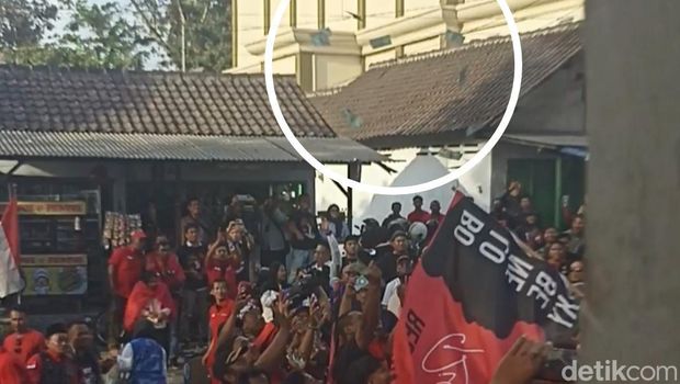 Pasangan Rijanto-Becky menebarkan uang usai mendaftar ke KPU Blitar
