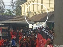 Daftar Pilbup Blitar, Rijanto-Becky Tebar Uang saat Tinggalkan Kantor KPU
