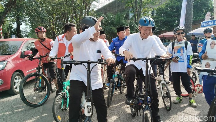 Pasangan Yudha-Bahar naik sepeda ke KPU Palembang untuk daftar Pilkada.