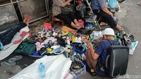 Berdasarkan pantauan detikcom di Lokasi, Selasa (27/8/2024), pasar ini tepat berada di sepanjang Jalan Bekasi Barat III hingga ke Jalan Bekasi Barat VI.