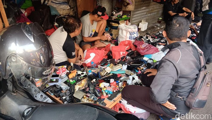 Pasar Loak Jatinegara Pasar Loak Jatinegara