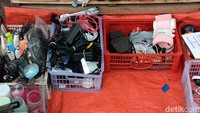 Meski di namai pasar, lapak para pedagang di kawasan ini hanya berada pinggir-pinggir jalan. Ada beberapa lapak yang dibangun secara semi permanen dengan tembok berupa papan kayu/triplek lengkap dengan atap terpal ditutupi lempengan seng. Namun banyak juga lapak yang digelar hanya bermodal terpal dan payung.