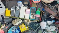 Misalkan saja ada beberapa lapak yang menjual barang elektronik bekas. Mulai dari handphone, speaker, earphone, vacuum cleaner, hingga kipas angin banyak ditemui di pasar ini. Bahkan saat menyusuri lebih jauh ada lapak yang menjual handphone jadul, laptop dan berbagai jenis charger dengan harga yang sangat miring.