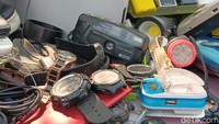 Namun tidak hanya barang loak saja, karena lokasinya yang masih berada di sekitar Pasar Jatinegara membuat beberapa lapak menjual barang baru, khususnya perabotan rumah tangga berbahan plastik. Mulai dari ember, gayung, bangku plastik, sapu, dan lain sebagainya.