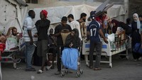 Selama beberapa pekan terakhir, RS Al Aqsa masih terus beroperasi melebihi kapasitas karena sebagian besar fasilitas Kesehatan di Gaza telah hancur dan setop beroperasi. (AP Photo/Abdel Kareem Hana)  