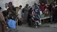 Kantor PBB untuk Koordinasi Urusan Kemanusiaan (OCHA) mengatakan bahwa sejak Jumat, tentara Israel telah mengeluarkan tiga perintah evakuasi untuk lebih dari 19 lingkungan di Gaza utara dan Deir al-Balah, yang berdampak pada lebih dari 8.000 orang yang tinggal di wilayah tersebut. (AP Photo/Abdel Kareem Hana)  