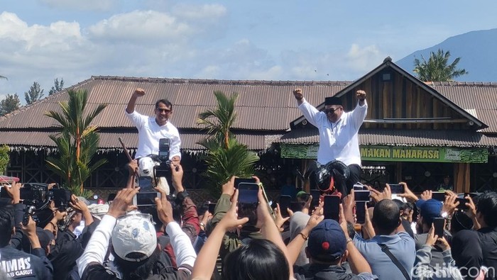 Paslon Helmi-Yudi mendaftar ke KPU Garut untuk maju di Pilbup 2024.