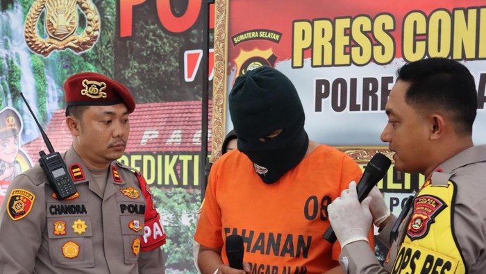 Pelaku Leonardo (38) saat diamankan polisi usai menganiaya anak tirinya di Pagar Alam.