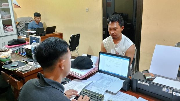 Pelaku pelecehan (kaus putih) diamankan dan tengah diperiksa anggota Satreskrim Polres Cianjur.