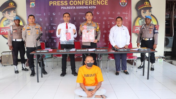 Pelaku penipuan IRT di Sorong inisial A ditangkap polisi.