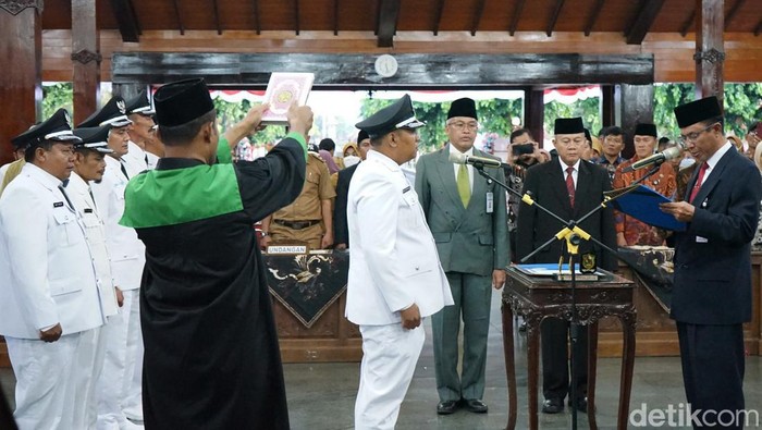 Pelantikan 6 Kepala Desa di Pendopo Dipayuda Banjarnegara.