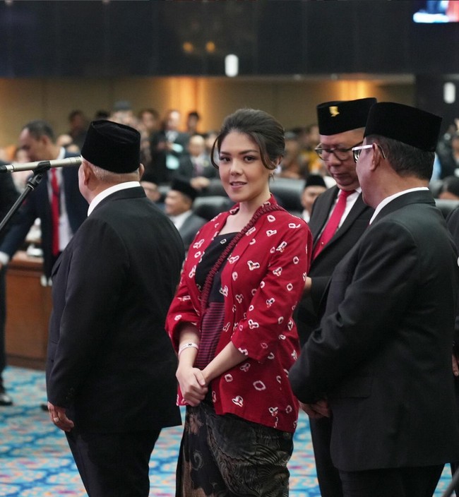 Kebaya merah marun dan hitam ini dipadukan dengan kain batik, yang dikenakan dengan cara dililit. Foto: Instagram/@tinatoon101