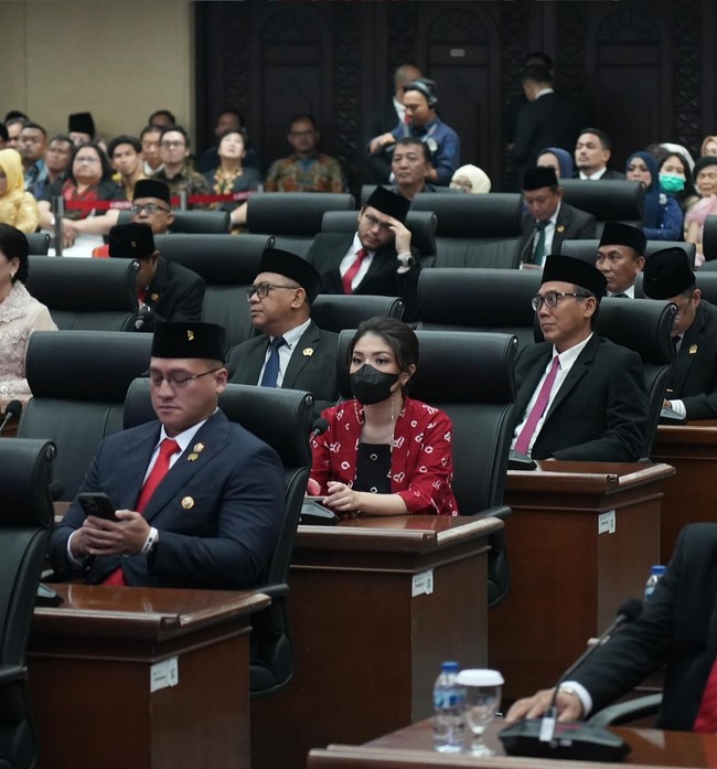 Obi motif lurik sebagai aksen di pinggang, anting dan tas rajut merah melengkapi penampilannya. Foto: Instagram/@tinatoon101