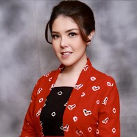 Wajah wanita 31 tahun ini tampak segar dengan riasan wajah tipis bernuansa nude. Sementara rambutnya disanggul sederhana dengan poni yang ditata bergelombang. Foto: Instagram/@tinatoon101