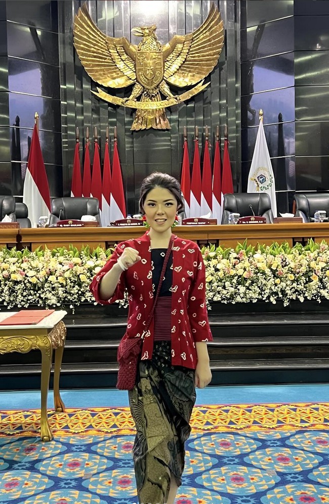 Dalam acara pelantikan yang digelar Senin (26/8/2024), wanita bernama lengkap Agustina Hermanto ini mengenakan kebaya model kutubaru dengan motif jumputan. Foto: Instagram/@tinatoon101