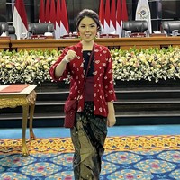 Dalam acara pelantikan yang digelar Senin (26/8/2024), wanita bernama lengkap Agustina Hermanto ini mengenakan kebaya model kutubaru dengan motif jumputan. Foto: Instagram/@tinatoon101