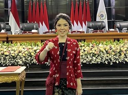 5 Gaya Tina Toon Pakai Kebaya Jumputan Saat Pelantikan Anggota DPRD DKI Jakarta